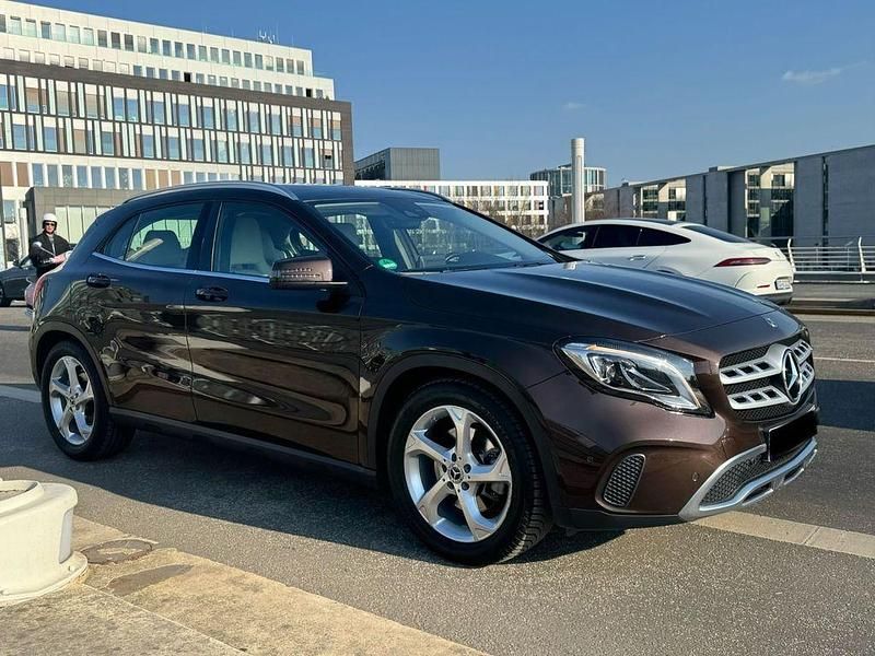 Gebraucht Mercedes GLA250 Urban 211 PS (155 kW) 2018 Braun SUV