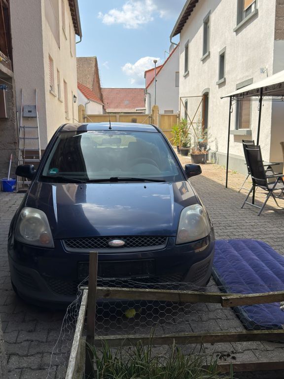 Blau Gebraucht 2006 Ford Fiesta Kleinwagen | 800 € (Fairer Preis) - Bild 1/4