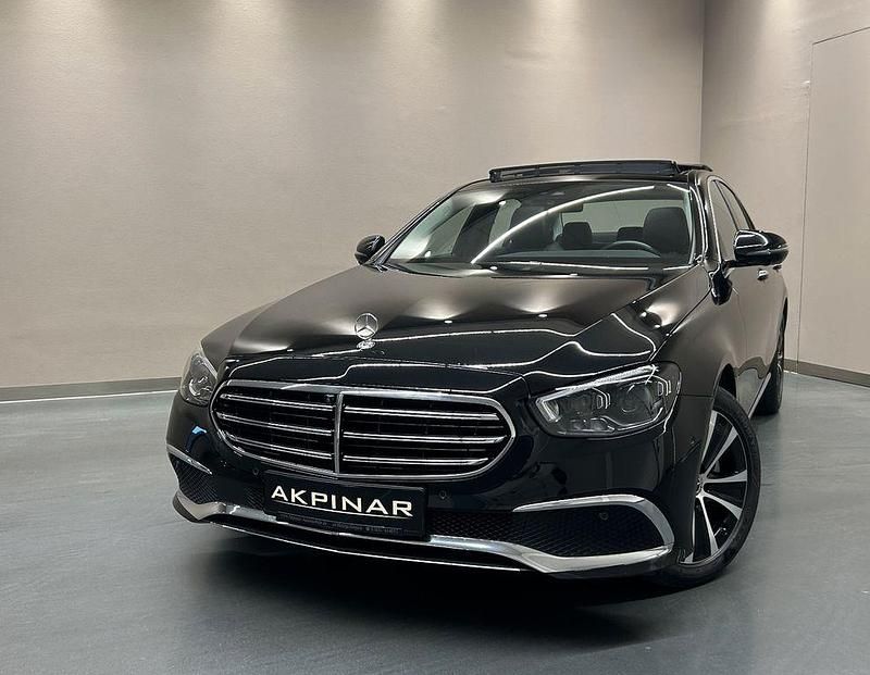 Schwarz Gebraucht 2021 Mercedes E220 Luxury Limousine | 44.700 € (Etwas zu teuer) - Bild 1/4