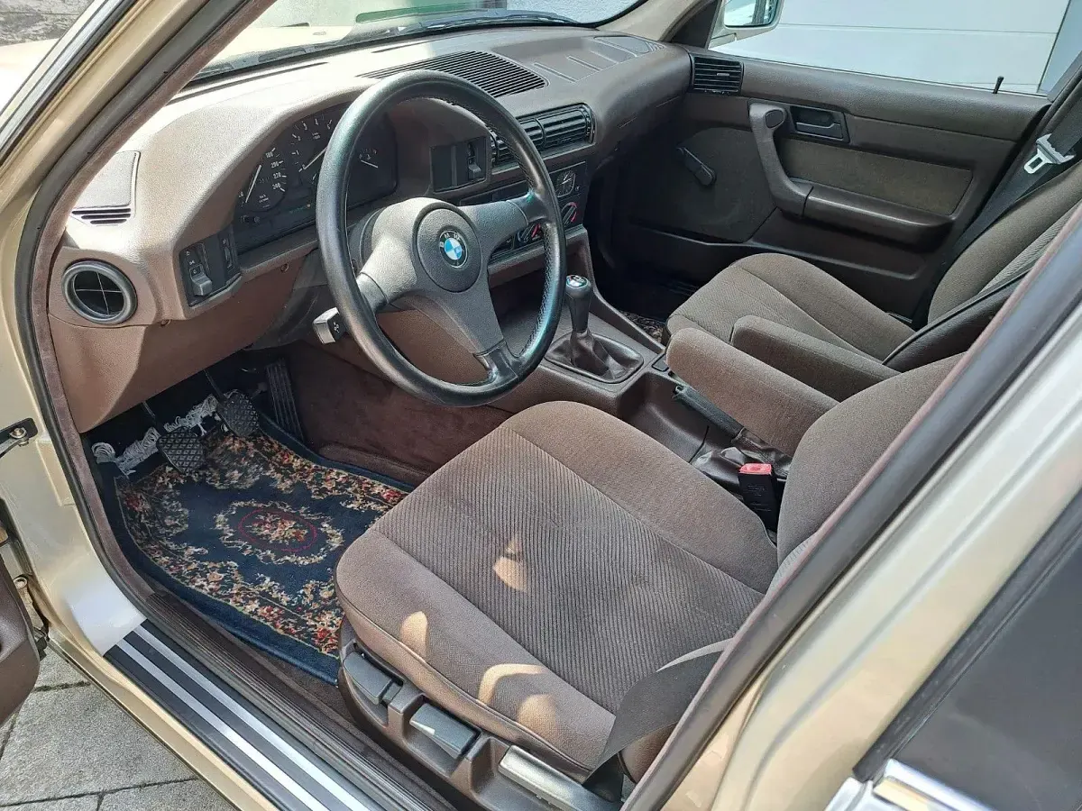 Używany BMW 520 Performance 129 KM (94 kW) 1989 Beżowy Sedan/Limuzyna
