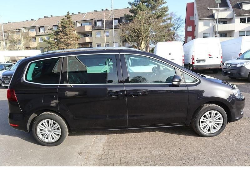 Gebraucht VW Sharan Highline 150 PS (110 kW) 2021 Deep black perleffekt Van / Kleinbus
