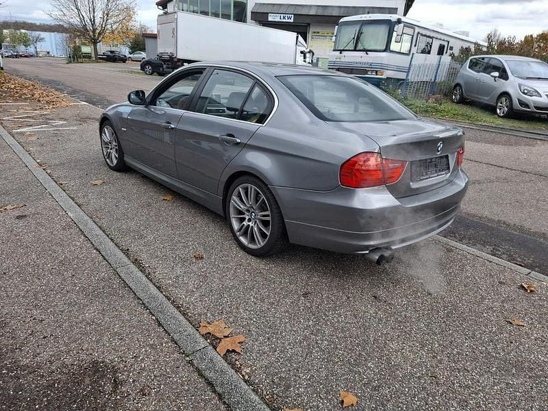 Gebraucht BMW 325 218 PS (160 kW) 2010 Grau Limousine