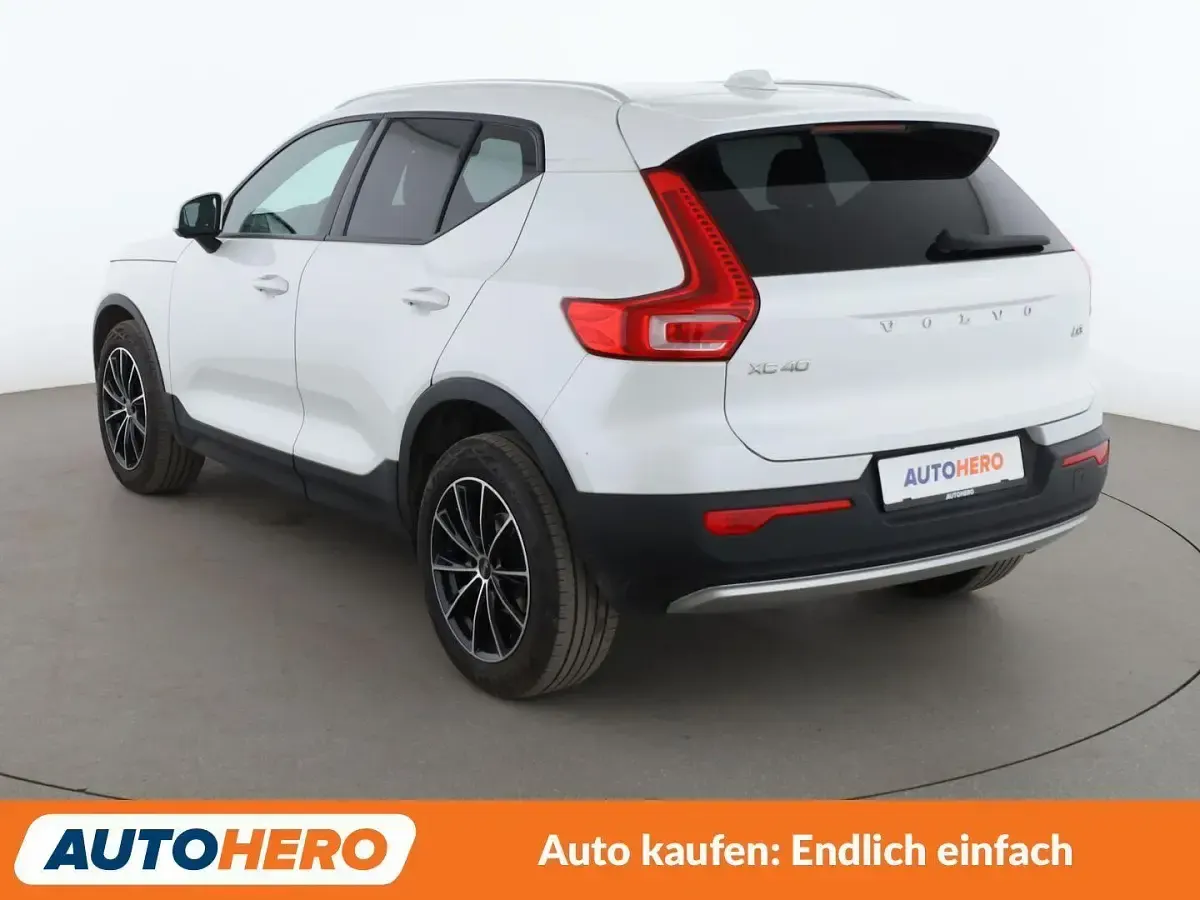 Gebraucht Volvo XC40 Momentum 150 PS (110 kW) 2020 Crystal white SUV