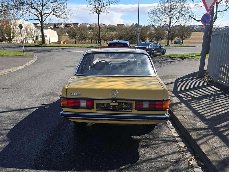 Gebraucht Mercedes 200 109 PS (80 kW) 1983 Gelb Limousine