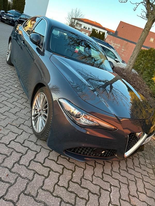 Grau Gebraucht 2017 Alfa Romeo Giulia Limousine | 18.000 € (Etwas zu teuer) - Bild 1/4