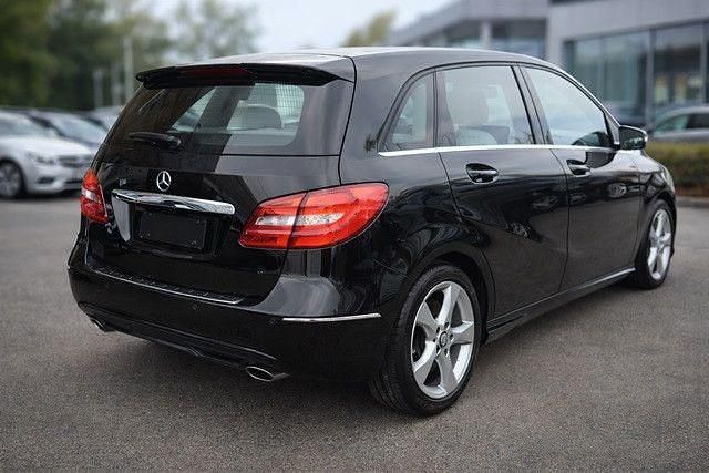 Gebraucht Mercedes B180 122 PS (89 kW) 2012 Schwarz metallic Kleinwagen