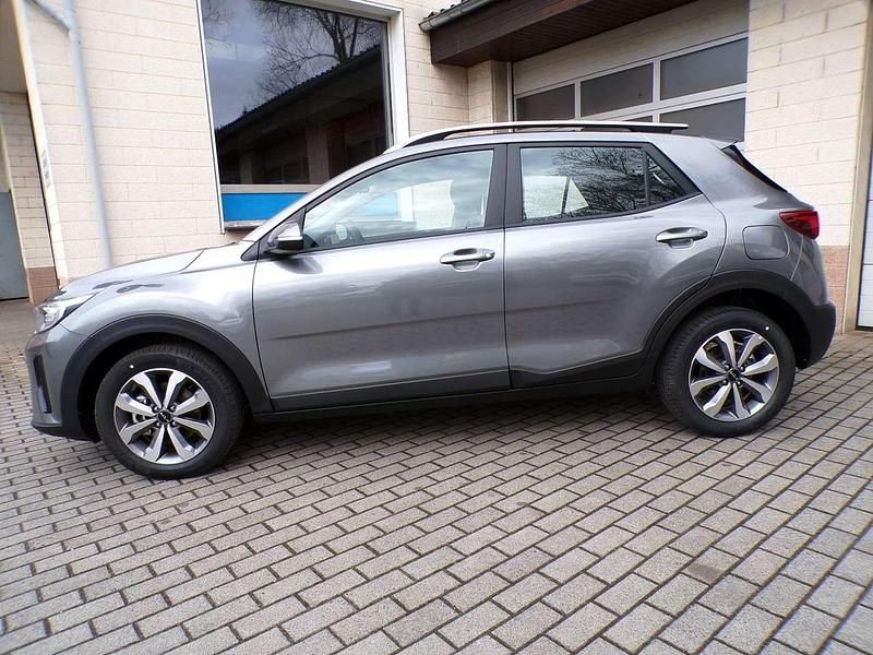 Neu Kia Stonic Vision 101 PS (74 kW) 2026 (m7g) astrograu met. SUV