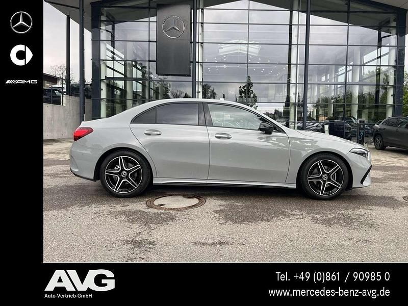 Alpingrau uni Gebraucht 2025 Mercedes A200 AMG Limousine | 39.900 € - Bild 1/4