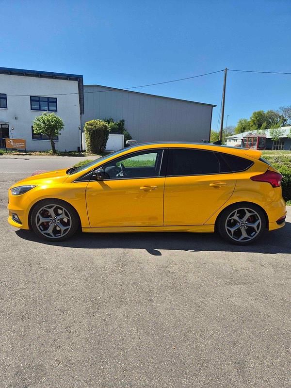 Gebraucht Ford Focus ST 250 PS (183 kW) 2015 Gelb Limousine