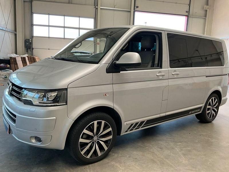 Silber Gebraucht 2014 VW Multivan Highline Van | 20.600 € (Superpreis) - Bild 1/4