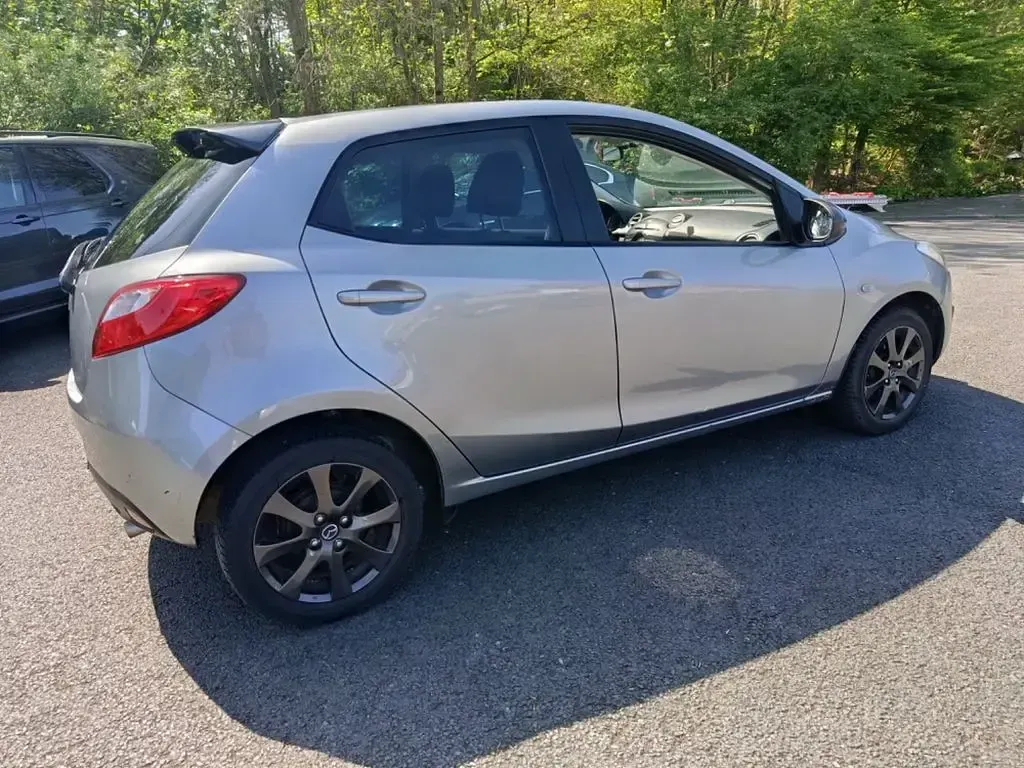 Używany Mazda 2 75 KM (55 kW) 2014 Szary Sedan/Limuzyna