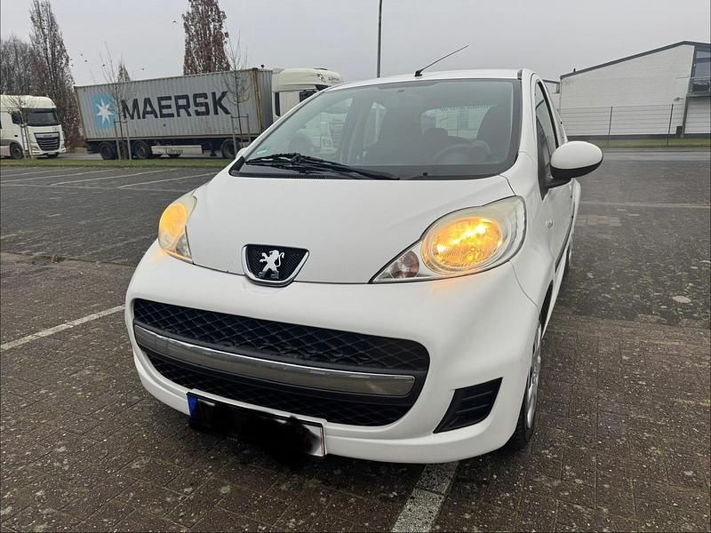 Gebraucht Peugeot 107 Comfort plus 70 PS (51 kW) 2010 Weiß Kleinwagen