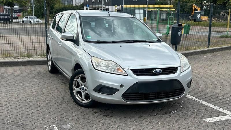 Grau Gebraucht 2010 Ford Focus Kombi | 900 € - Bild 1/4