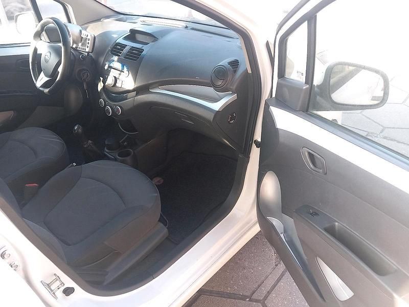 Gebraucht Chevrolet Spark 82 PS (60 kW) 2012 Weiß Kleinwagen