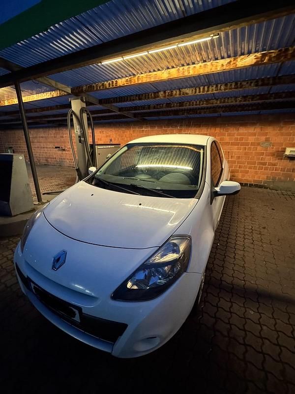 Gebraucht Renault Clio II 60 PS (44 kW) 2010 Weiß Kleinwagen