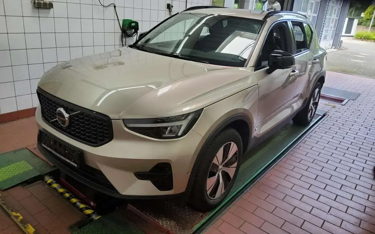 Gebraucht Volvo XC40 Plus 163 PS (119 kW) 2023 Gold SUV