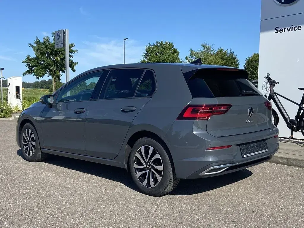 Gebraucht VW Golf VIII Active 150 PS (110 kW) 2023 Grau Limousine