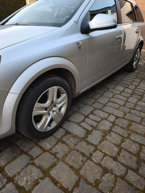 Gebraucht Opel Astra Edition 116 PS (85 kW) 2010 Kombi