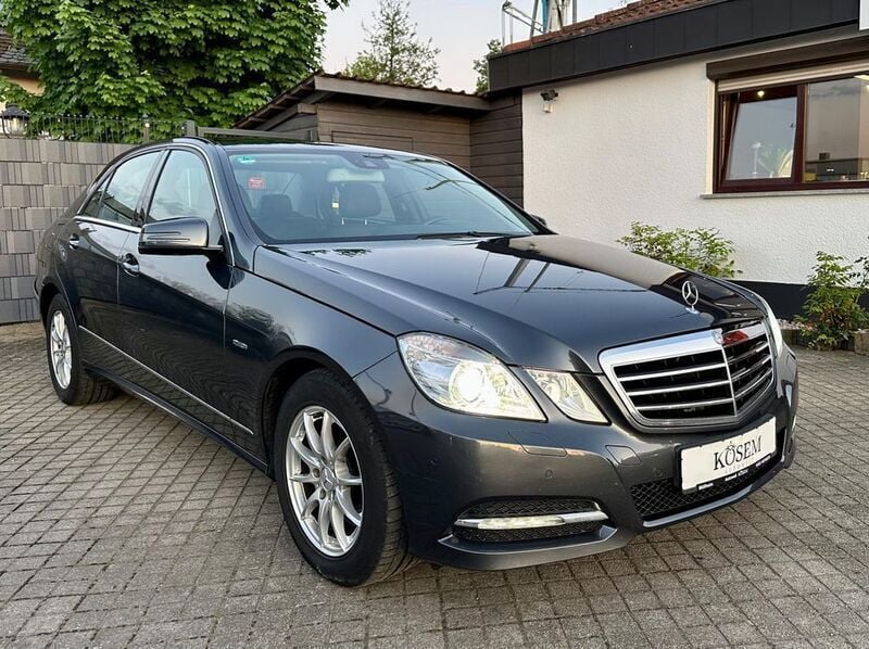 Grau Gebraucht 2012 Mercedes E250 Limousine | 10.490 € (Fairer Preis) - Bild 1/4