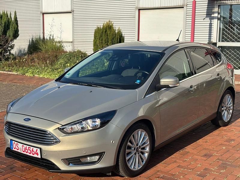 Gold Gebraucht 2017 Ford Focus Titanium Limousine | 11.900 € (Etwas zu teuer) - Bild 1/4