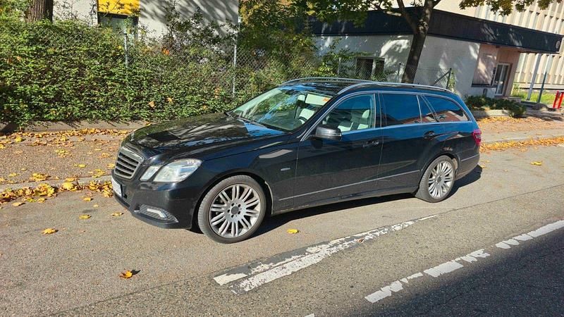 Schwarz Gebraucht 2010 Mercedes E200 Avantgarde Kombi | 6.900 € (Guter Preis) - Bild 1/4