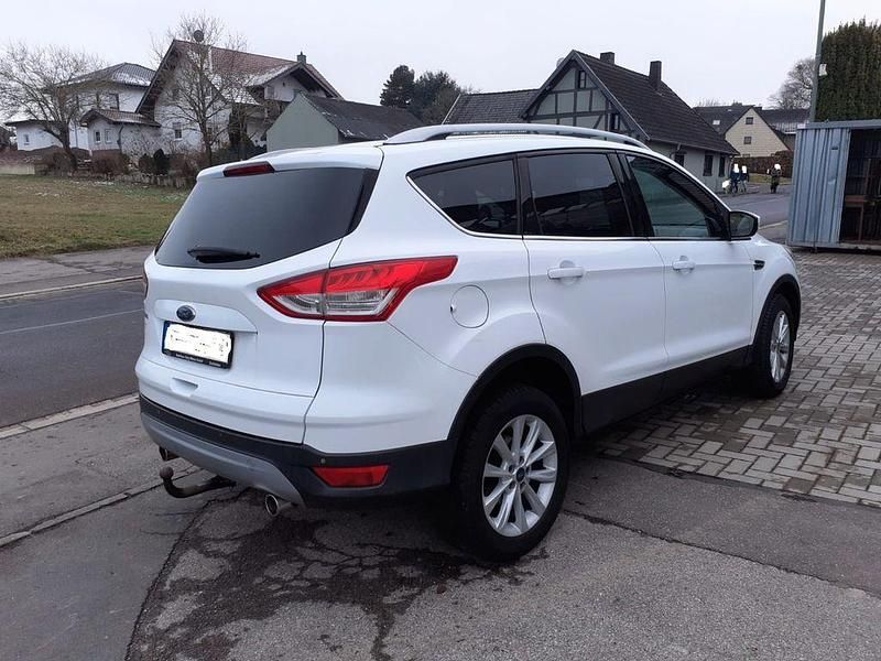 Gebraucht Ford Kuga Titanium 150 PS (110 kW) 2016 Weiß SUV