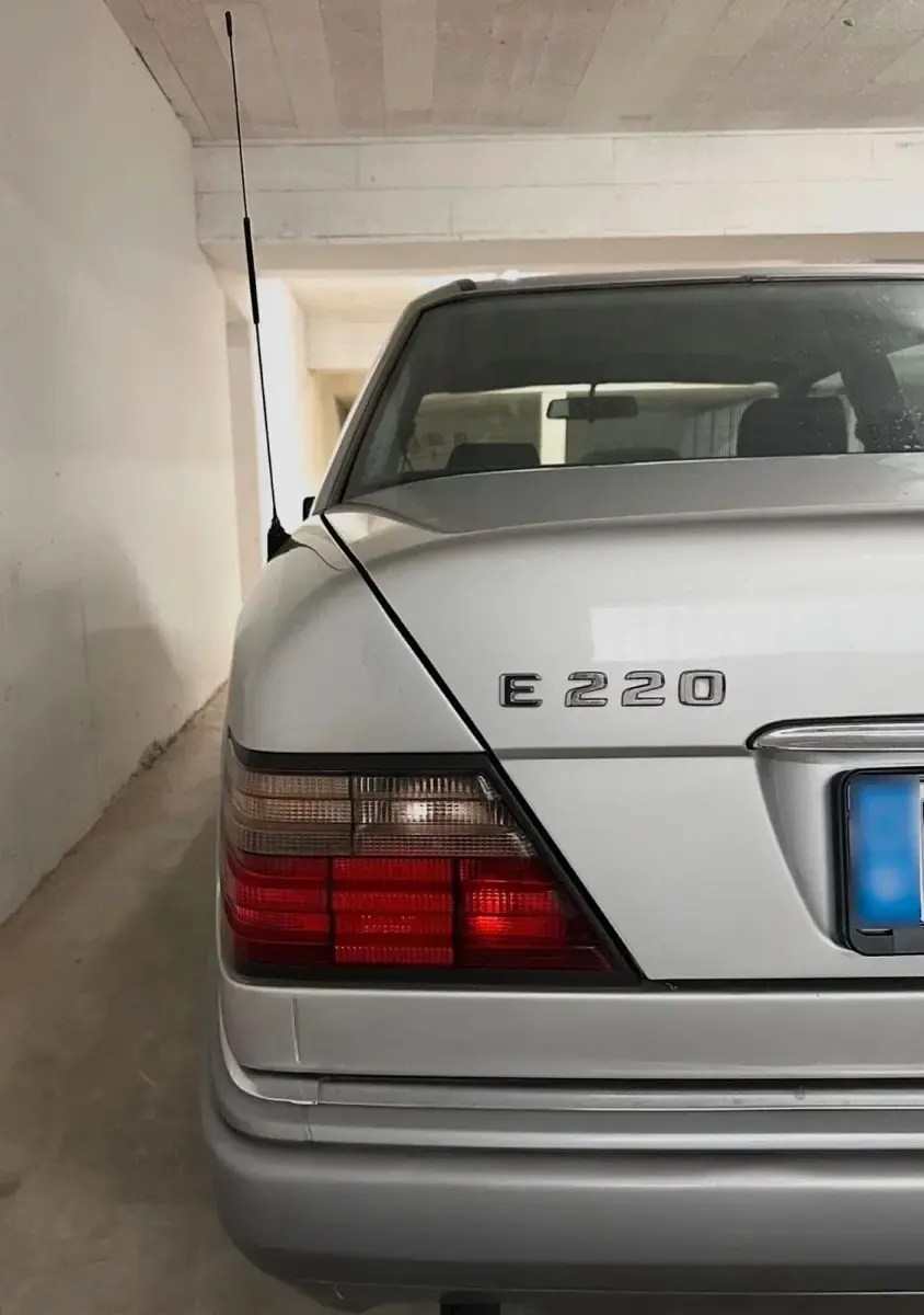 Używany Mercedes E220 150 KM (110 kW) 1993 Srebrny Sedan/Limuzyna