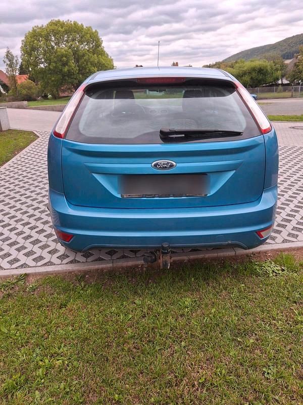 Blau Gebraucht 2010 Ford Focus Limousine | 2.000 € (Superpreis) - Bild 1/4