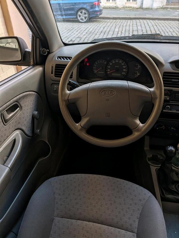 Gebraucht Kia Rio 81 PS (59 kW) 2003 Silber Kleinwagen