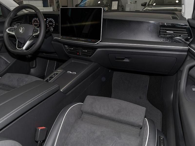 Neu VW Passat Pro 150 PS (110 kW) 2025 Oyster silver metallic Kombi