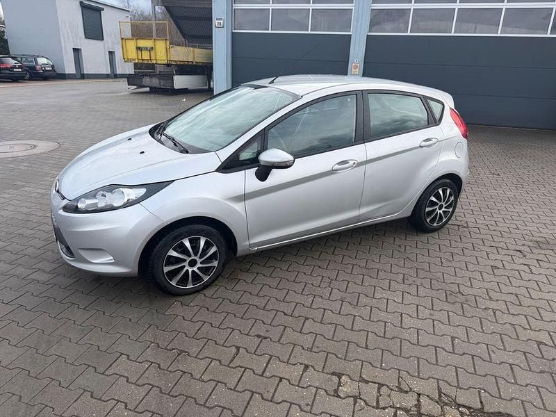 Gebraucht Ford Fiesta Ambiente 60 PS (44 kW) 2010 Silber Kleinwagen