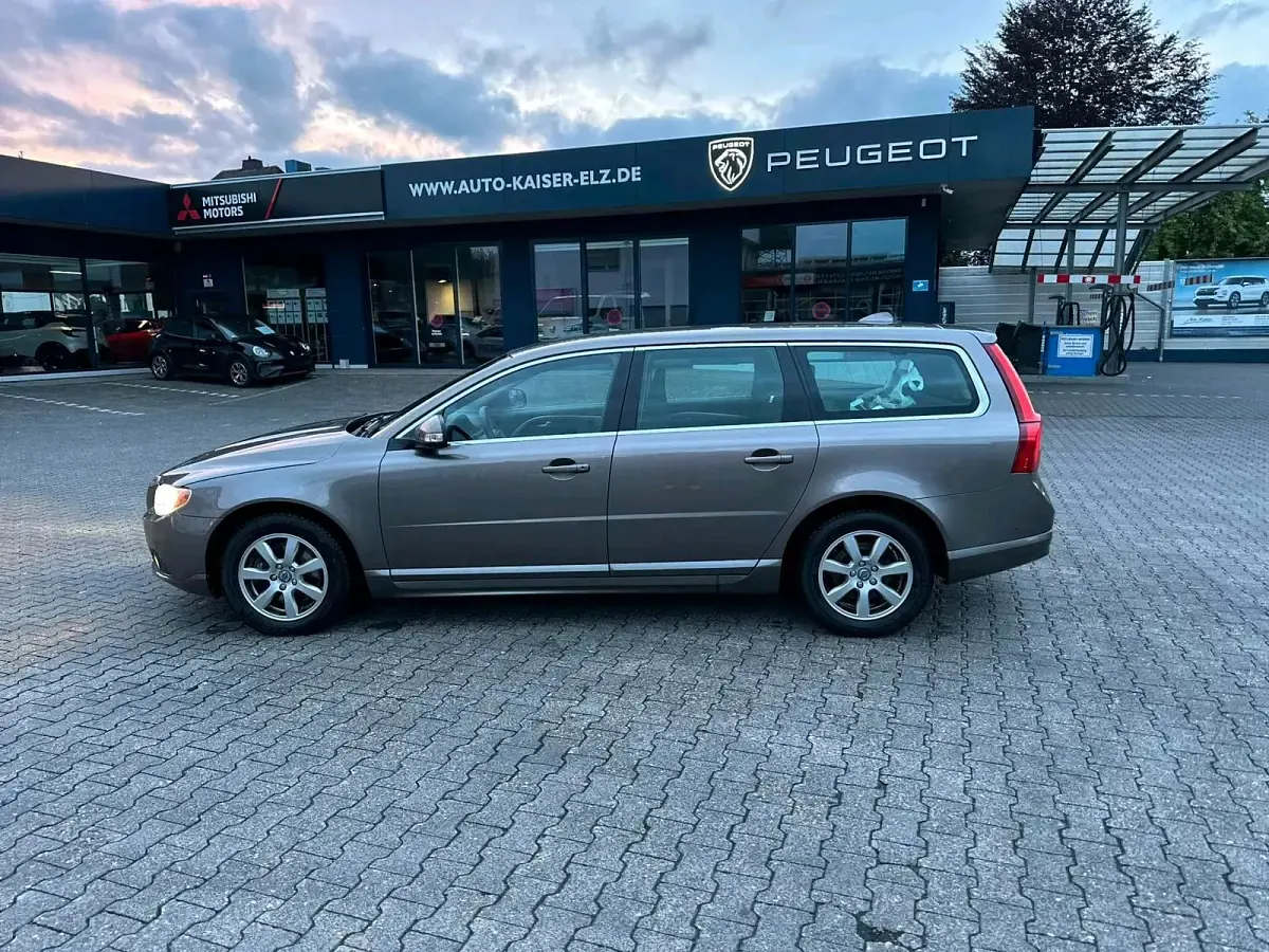 Używany Volvo V70 163 KM (119 kW) 2011 Złoty Kombi