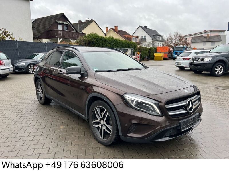 Braun Gebraucht 2014 Mercedes GLA200 Night SUV | 12.300 € (Etwas zu teuer) - Bild 1/4