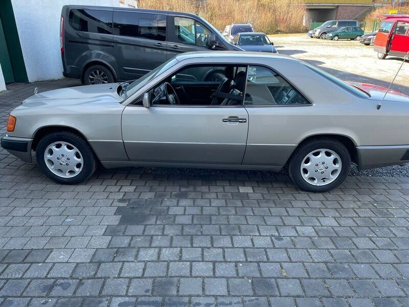 Gebraucht Mercedes E300 179 PS (131 kW) 1992 Grau Coupé