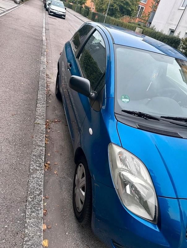 Blau Gebraucht 2006 Toyota Yaris Kleinwagen | 1.100 € (Guter Preis) - Bild 1/4