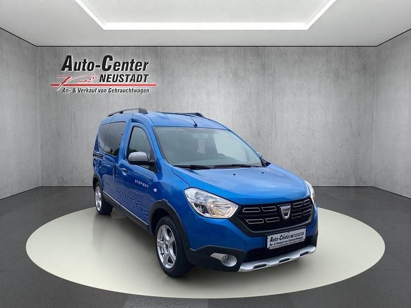 Blau Gebraucht 2017 Dacia Dokker Celebration Van | 11.750 € (Fairer Preis) - Bild 1/4