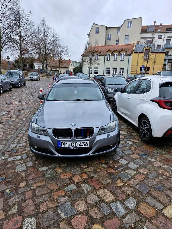 Gebraucht BMW 320 143 PS (105 kW) 2011 Grau Kombi