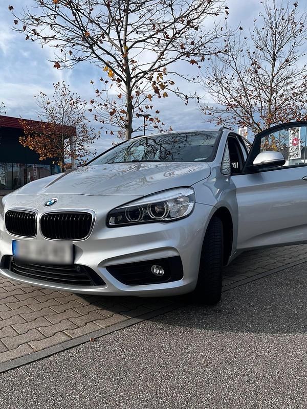 Silber Gebraucht 2016 BMW 218 Active Tourer Advantage Van / Kleinbus | 10.900 € (Guter Preis) - Bild 1/4