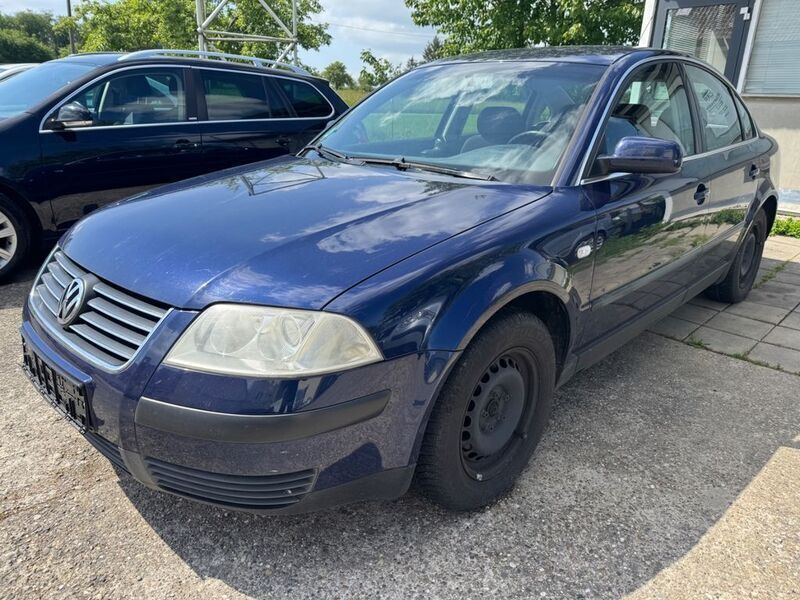 Blau Gebraucht 2002 VW Passat Basis Limousine | 950 € (Superpreis) - Bild 1/4