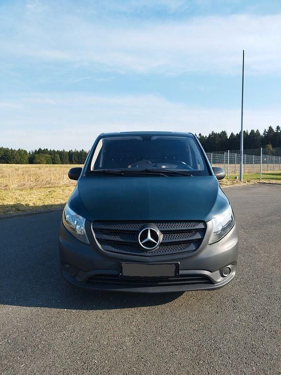 Grün Gebraucht 2015 Mercedes Vito Van / Kleinbus | 8.590 € (Etwas zu teuer) - Bild 1/4