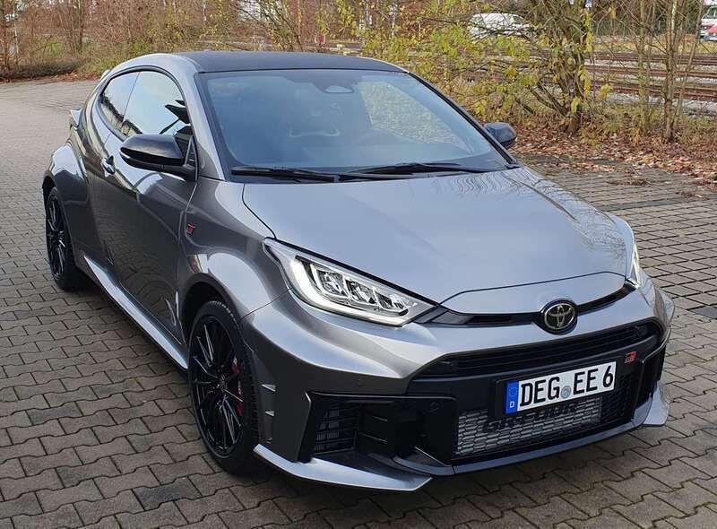 Grau Gebraucht 2024 Toyota Yaris Limousine | 44.899 € (Guter Preis) - Bild 1/4