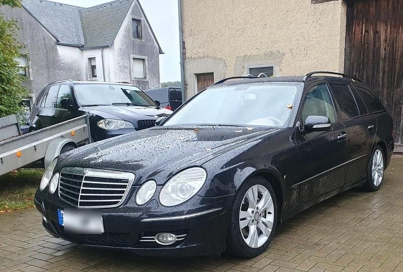 Schwarz Gebraucht 2006 Mercedes E320 Avantgarde Kombi | 3.980 € (Fairer Preis) - Bild 1/4