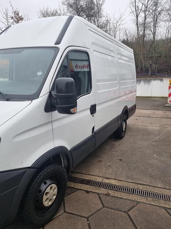 Second-hand Iveco Daily 116 CP (85 kW) 2011 Alb Monovolum