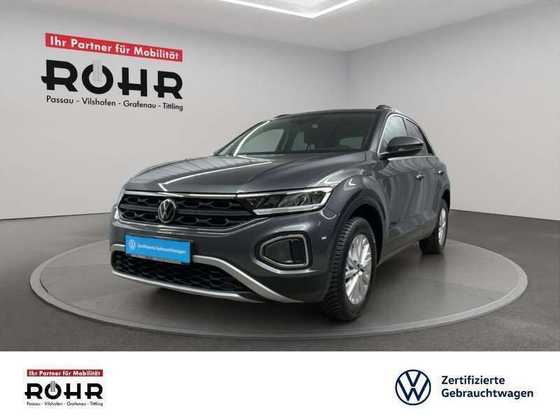 Indiumgrau metallic Gebraucht 2024 VW T-Roc Life SUV | 22.930 € (Superpreis) - Bild 1/4