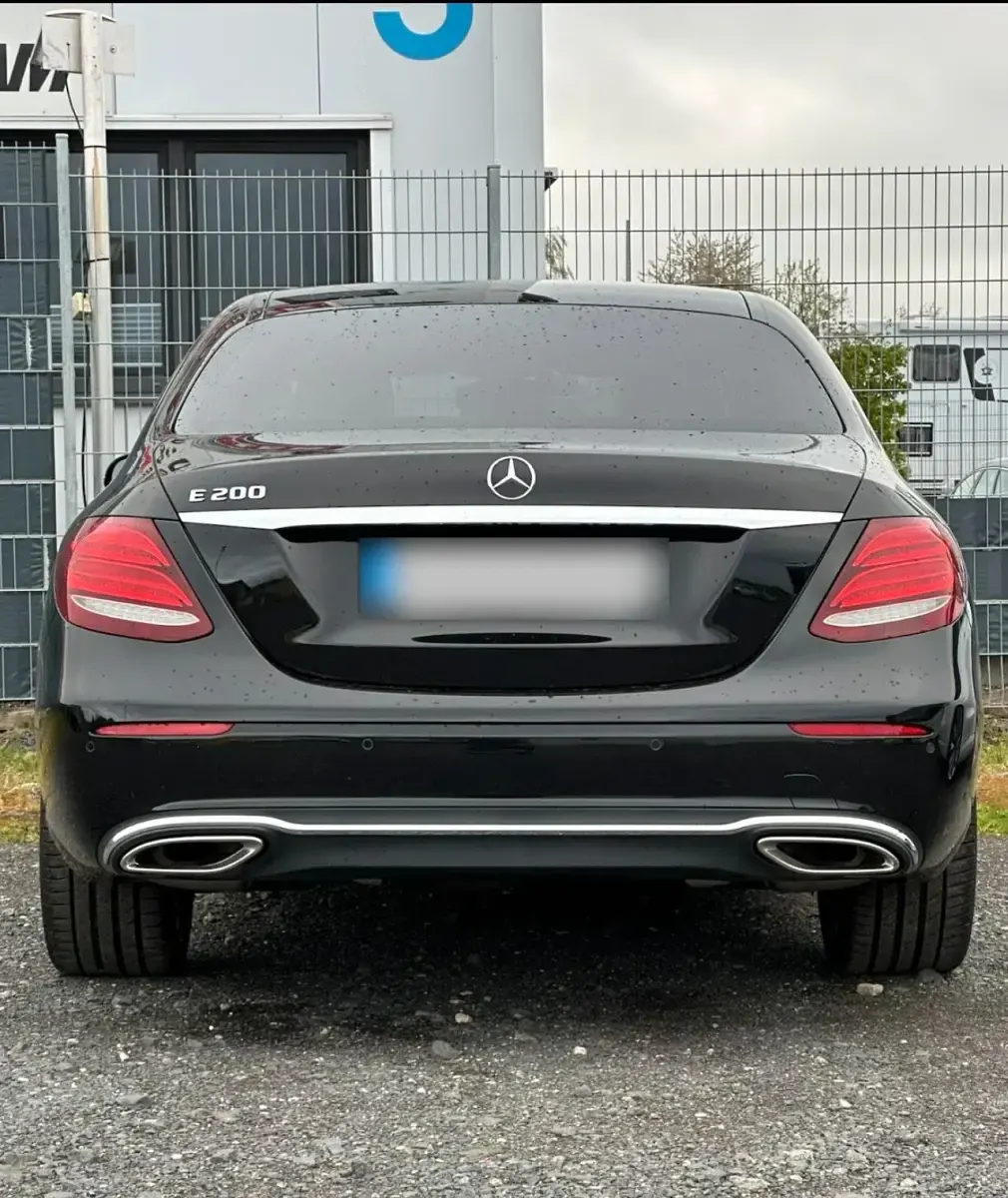 Używany Mercedes E200 184 KM (135 kW) 2018 Czarny Sedan/Limuzyna