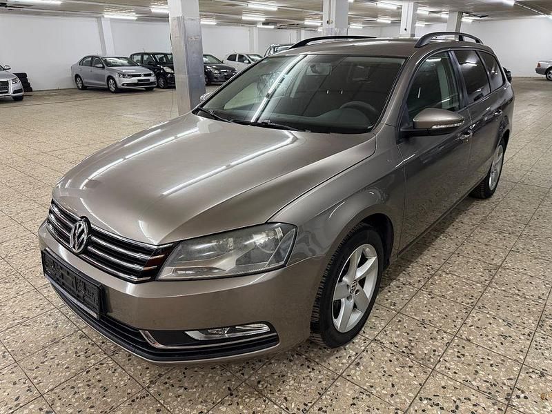 Braun Gebraucht 2011 VW Passat Trendline Kombi | 4.497 € (Superpreis) - Bild 1/4