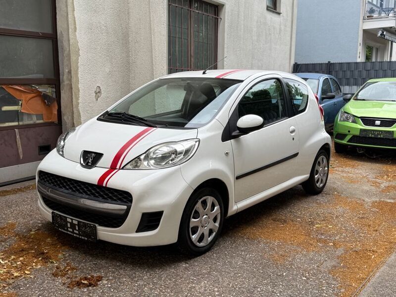 Weiß Gebraucht 2011 Peugeot 107 Urban Move Kleinwagen | 2.900 € (Fairer Preis) - Bild 1/4