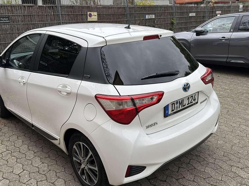 Gebraucht Toyota Yaris Hybrid Club 75 PS (55 kW) 2019 Weiß Limousine