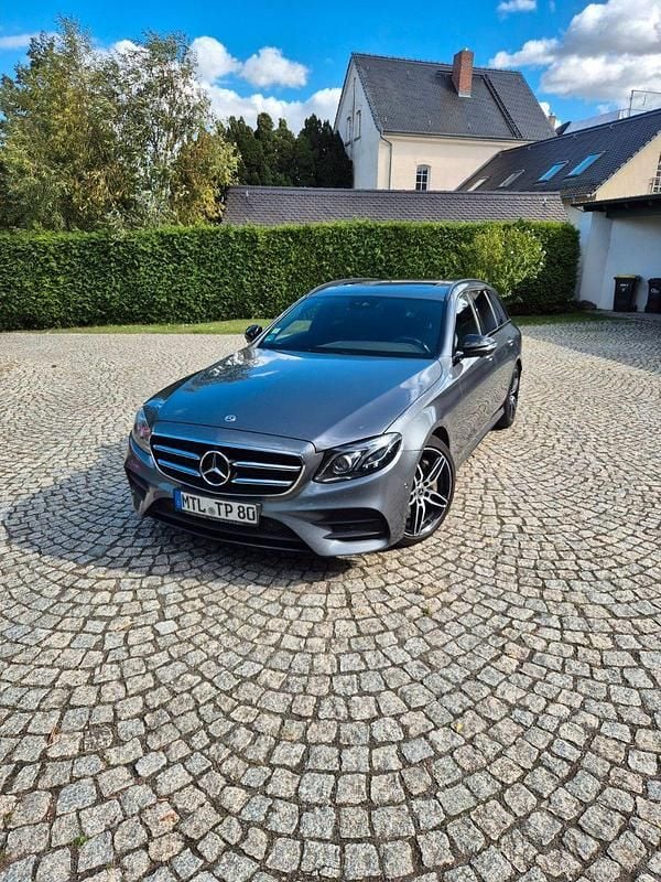 Grau Gebraucht 2019 Mercedes E350 Kombi | 20.800 € (Fairer Preis) - Bild 1/4
