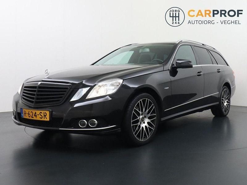 Schwarz Gebraucht 2010 Mercedes E200 Kombi | 3.995 € (Guter Preis) - Bild 1/4